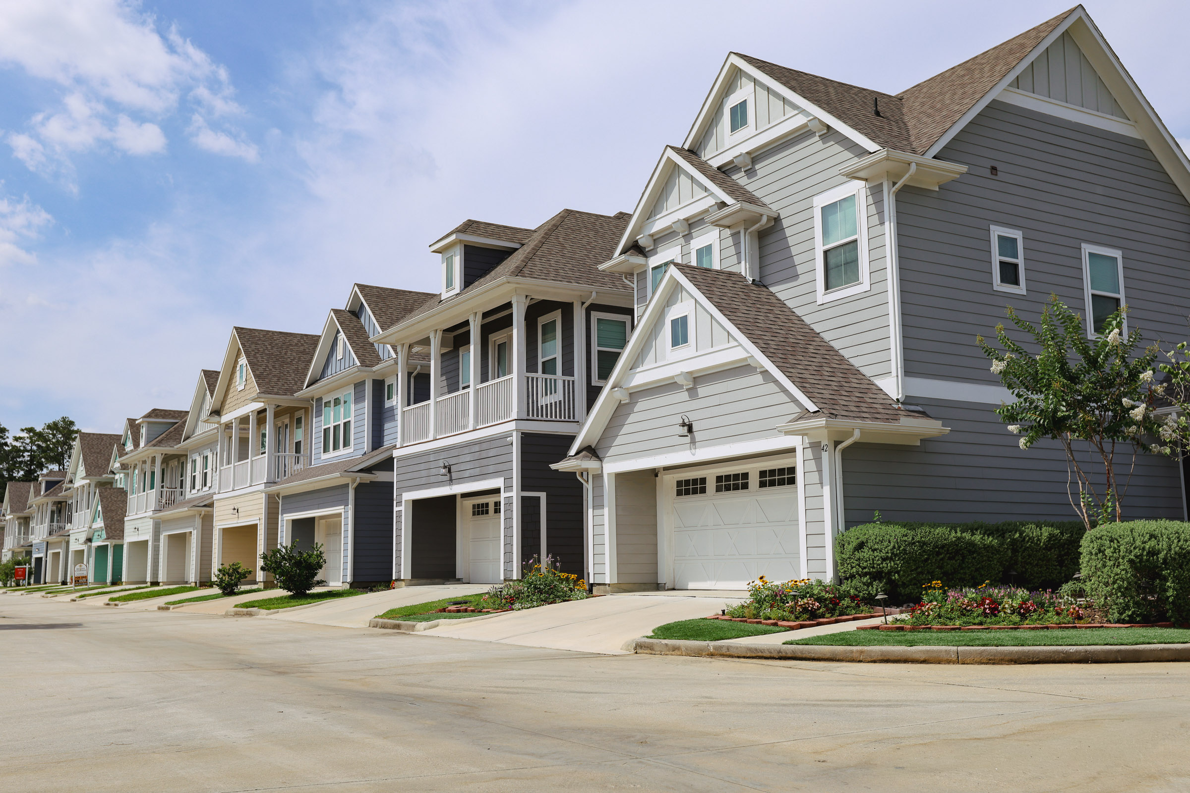Maintained multifamily community landscape