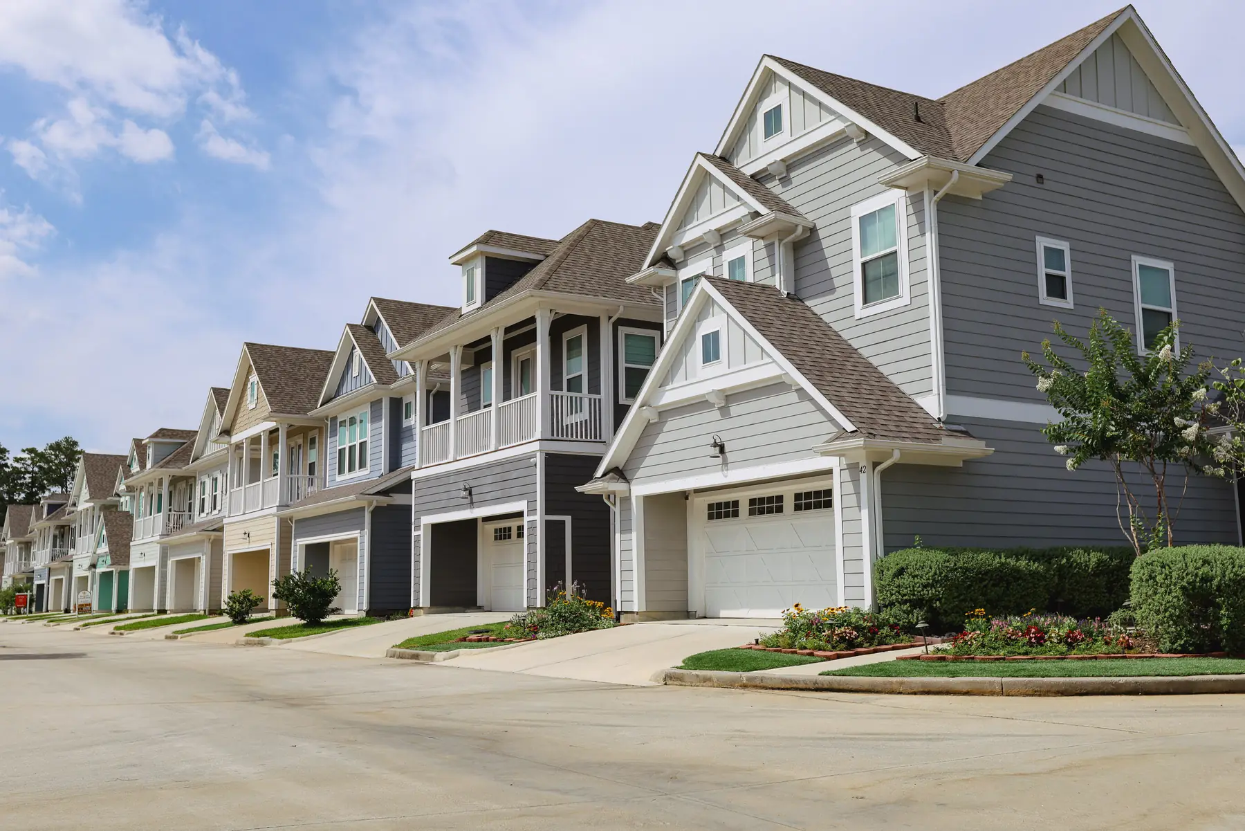 Maintained multifamily community landscape
